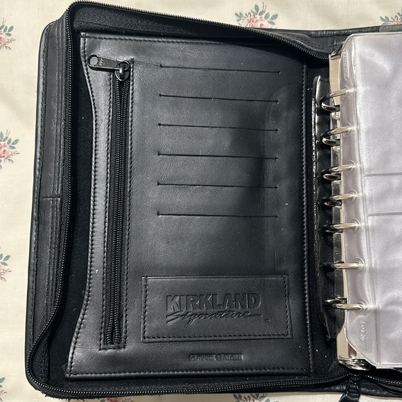 Kirkland signature zip up leather organizer/planner. 7 ring. - Picture 4 of 14